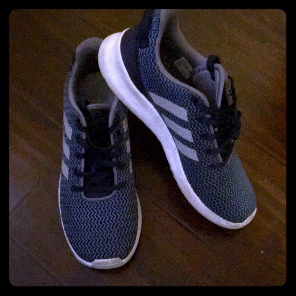Adidas 🏃🏾‍♀️ very comfortable with cloud foam.